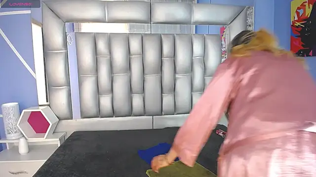 sophia ny online show from September 11, 2025, 1:44 pm