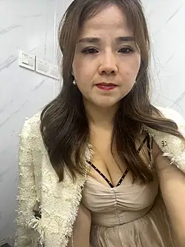 Efangfang online show from February 28, 2025, 1:03 pm