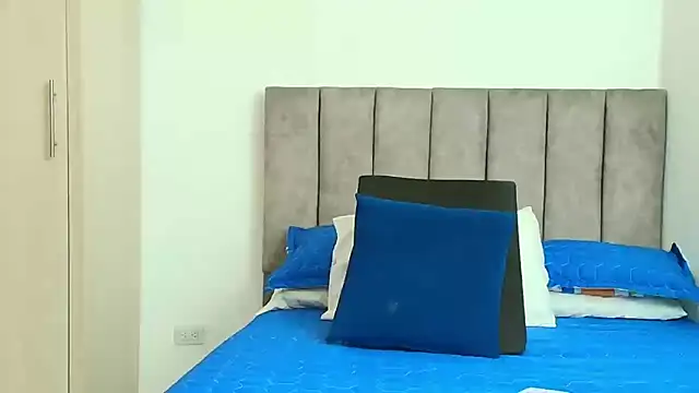 karina lewis  online show from September 26, 2025, 4:19 am