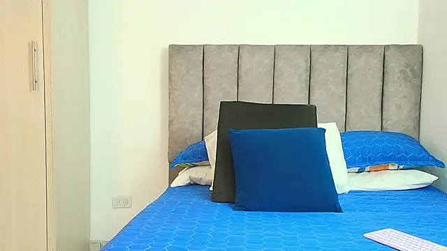 karina lewis  online show from September 22, 2025, 4:07 am