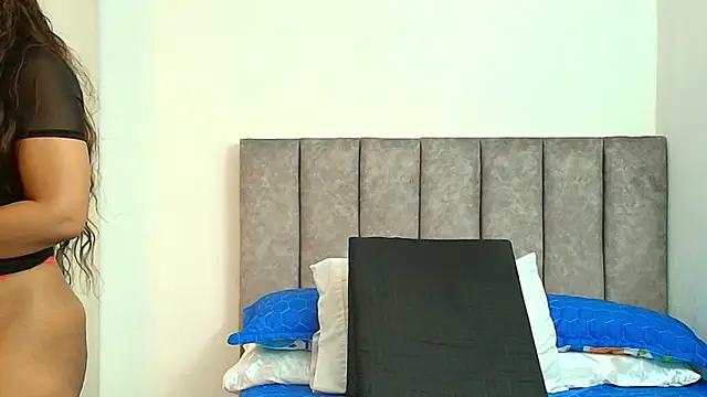 karina lewis  online show from December 1, 2025, 4:02 am