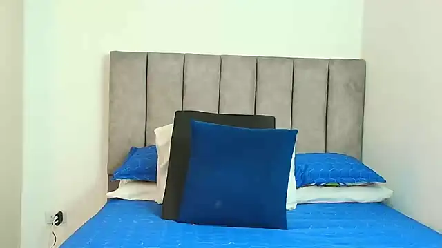 karina lewis  online show from October 6, 2025, 4:13 am