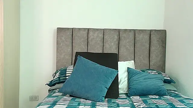 karina lewis  online show from February 25, 2026, 4:23 am