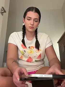 Snapshot of 18petitewhitegirl chatting on June 30, 2026, 11:05 pm 18petitewhitegirl online show from June 30, 2026, 11:05 pm