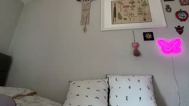 Littlelolo60 online show from April 19, 2026, 9:43 am