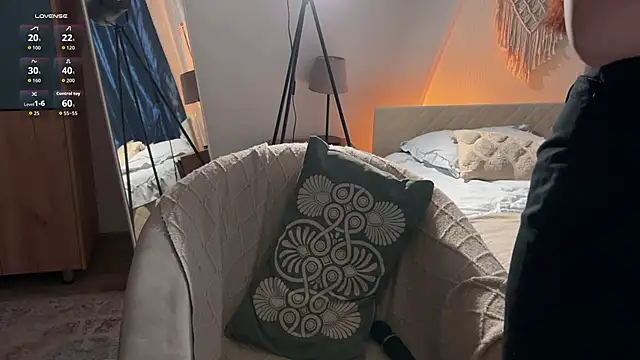 jennetdoll online show from October 6, 2025, 12:28 pm