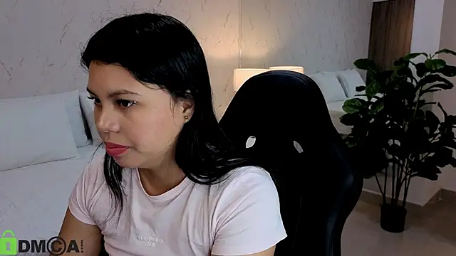 ISA  CUTEE online show from November 15, 2025, 3:32 am