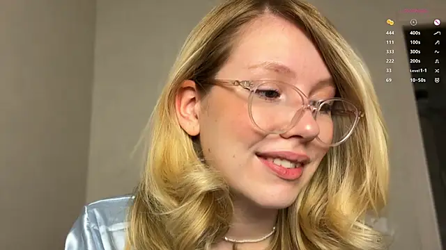 Snapshot of HoneyAudrey chatting on January 27, 2025, 1:37 am HoneyAudrey online show from January 27, 2025, 1:37 am