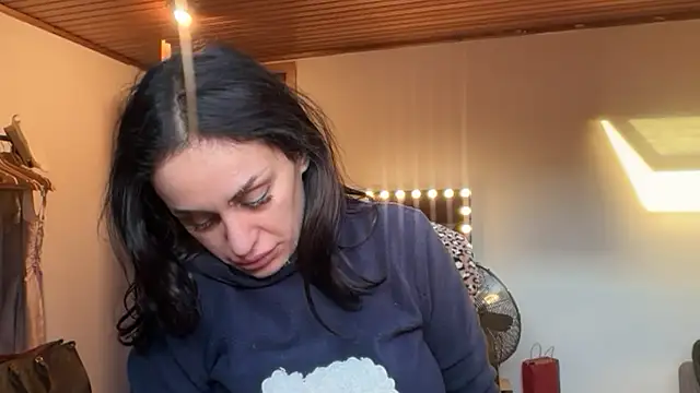 JeSuisUnTapin online show from December 1, 2025, 7:42 am