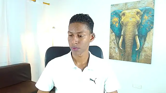 maiki18  online show from December 4, 2025, 8:52 pm