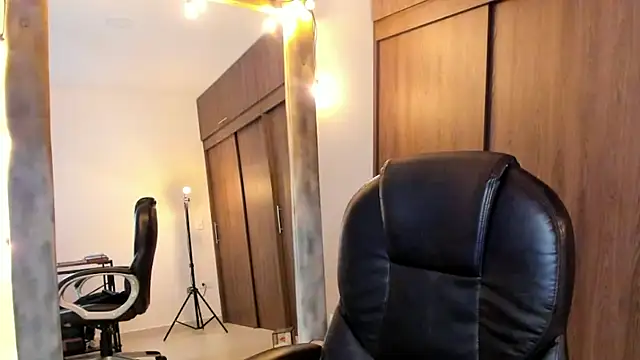 alikahouston4 online show from February 28, 2025, 9:47 am