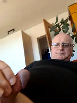 Milkasahne64 online show from April 26, 2026, 12:35 pm