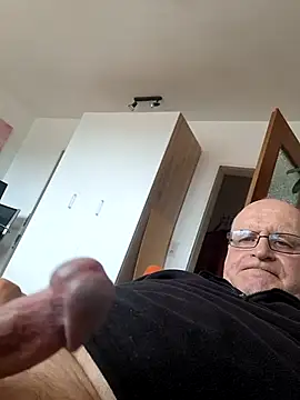 Snapshot of Milkasahne64 chatting on June 15, 2026, 1:22 pm Milkasahne64 online show from June 15, 2026, 1:22 pm