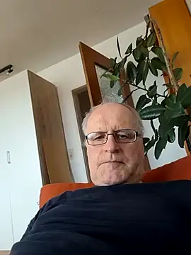 Snapshot of Milkasahne64 chatting on June 4, 2026, 5:56 am Milkasahne64 online show from June 4, 2026, 5:56 am