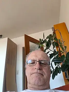 Snapshot of Milkasahne64 chatting on May 27, 2026, 11:28 am Milkasahne64 online show from May 27, 2026, 11:28 am