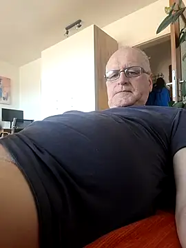 Milkasahne64 online show from April 24, 2026, 9:22 am