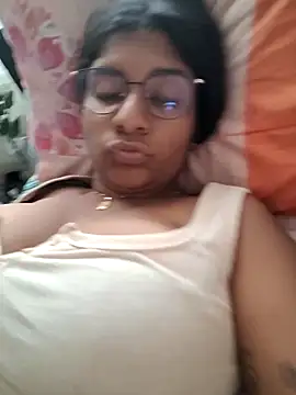 Snapshot of Sofythom1 chatting on March 22, 2026, 11:06 pm Sofythom1 online show from March 22, 2026, 11:06 pm