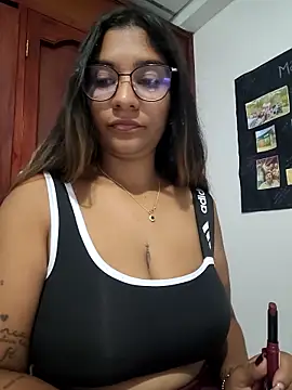 Snapshot of Sofythom1 chatting on May 6, 2026, 3:32 am Sofythom1 online show from May 6, 2026, 3:32 am