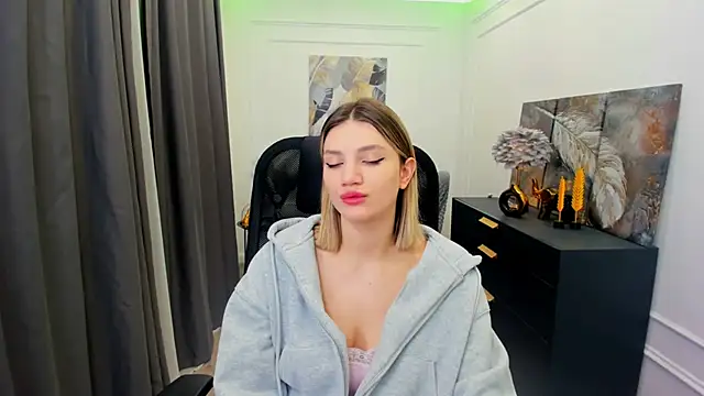 SelenaeMoore online show from April 5, 2026, 3:46 am