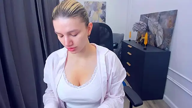 SelenaeMoore online show from May 23, 2026, 3:38 am