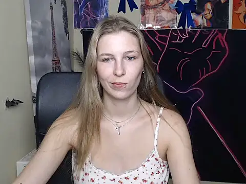 Snapshot of StrangerGi chatting on July 6, 2026, 6:20 am StrangerGi online show from July 6, 2026, 6:20 am