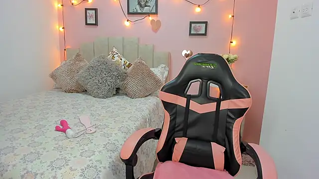 emilyharrix online show from November 2, 2025, 7:08 pm