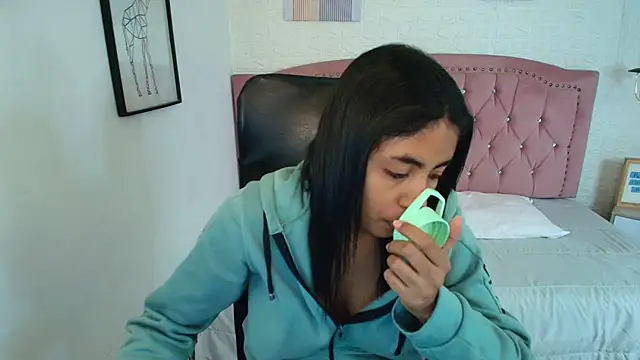 shaneelle online show from December 17, 2025, 3:11 am