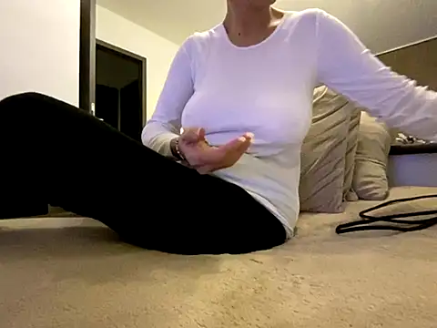 Marilou1983 online show from December 5, 2025, 5:11 pm