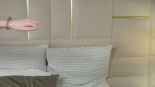 Snapshot of AliceMoreno chatting on October 17, 2025, 5:04 pm AliceMoreno online show from October 17, 2025, 5:04 pm