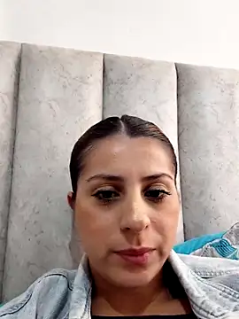 Nahiajhonson  online show from January 5, 2026, 9:29 pm