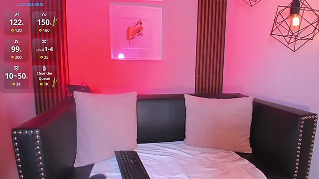 Nahiajhonson  online show from December 4, 2025, 1:32 pm