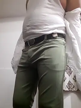 Snapshot of Guyinshortss chatting on February 27, 2026, 8:19 pm Guyinshortss online show from February 27, 2026, 8:19 pm