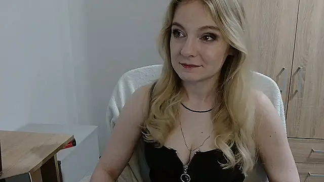 Snapshot of AlmaHoney chatting on May 25, 2026, 8:07 pm AlmaHoney online show from May 25, 2026, 8:07 pm