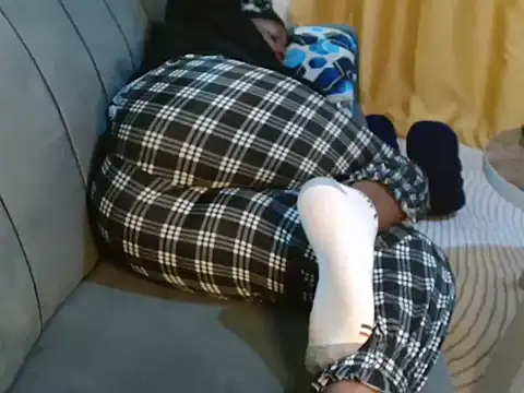 leslysexygirl online show from September 27, 2025, 5:24 am