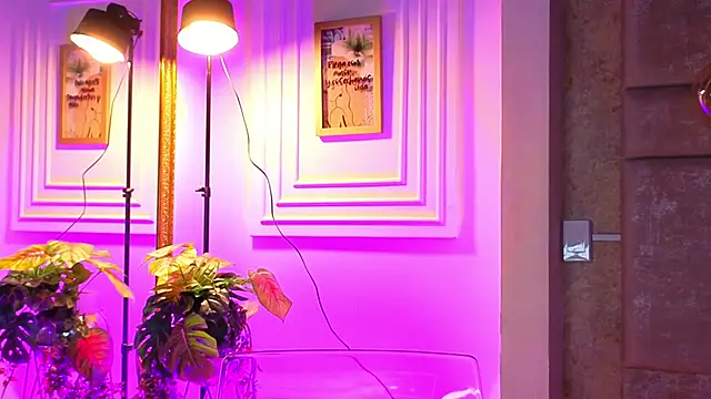 Snapshot of AlessiaLondon chatting on February 27, 2026, 10:26 am AlessiaLondon online show from February 27, 2026, 10:26 am