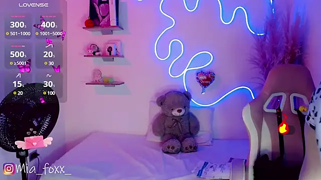 Mia foxx  online show from March 12, 2025, 9:03 pm