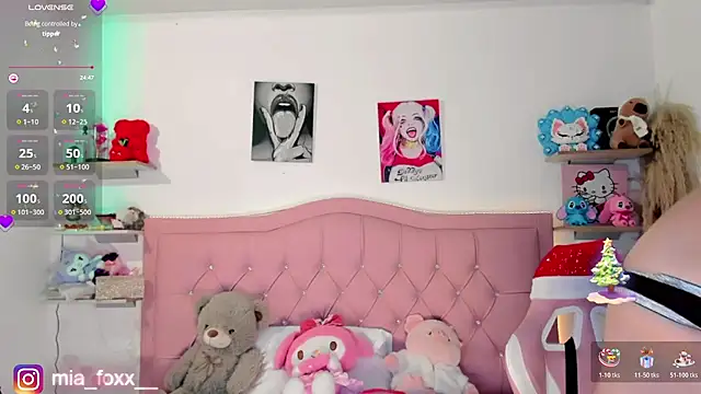 Mia foxx  online show from December 19, 2025, 9:06 pm