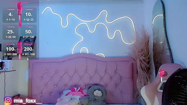 Mia foxx  online show from October 12, 2025, 9:05 pm