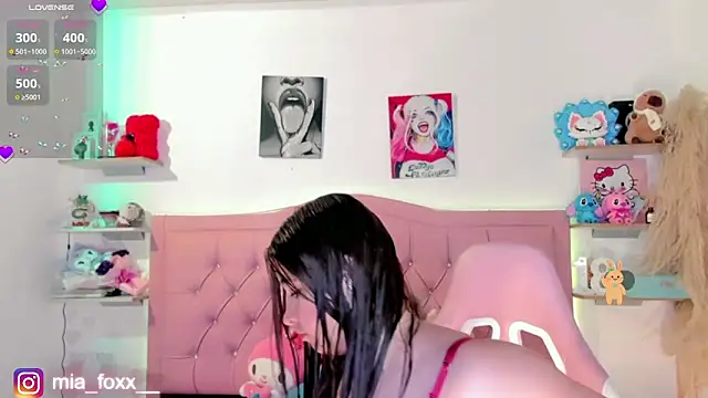 Mia foxx  online show from December 3, 2025, 9:03 pm