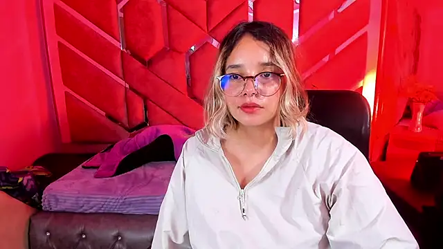 Snapshot of Olivia_Fox69 chatting on October 9, 2025, 2:12 am Olivia Fox69 online show from October 9, 2025, 2:12 am