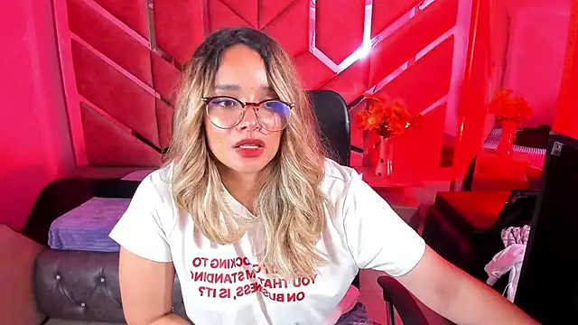 Snapshot of Olivia_Fox69 chatting on October 17, 2025, 2:04 am Olivia Fox69 online show from October 17, 2025, 2:04 am