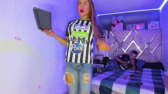 parejacaliente20154 online show from February 28, 2026, 2:33 am