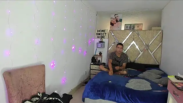 parejacaliente20154 online show from February 17, 2026, 12:02 pm