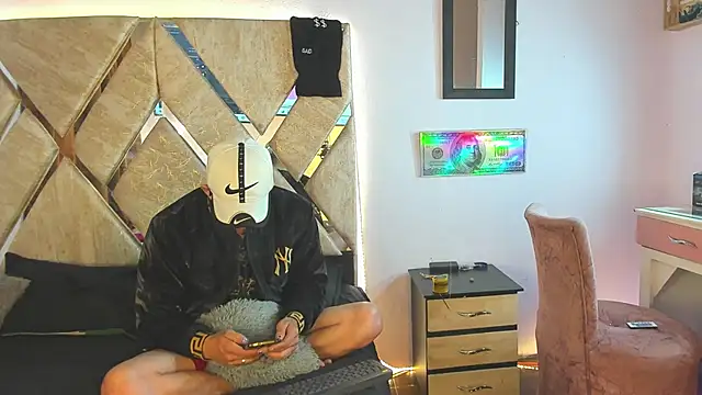 parejacaliente20154 online show from November 12, 2025, 9:02 am