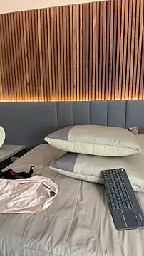 EmiilyAdams  online show from April 9, 2026, 10:05 pm