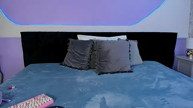 Julieta Cortes   online show from November 26, 2025, 11:43 am