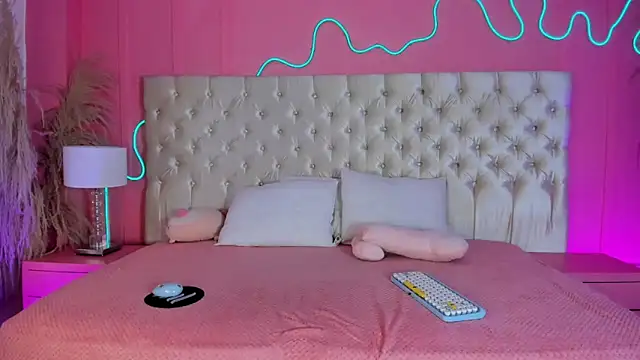 Julieta Cortes   online show from February 25, 2026, 12:05 pm