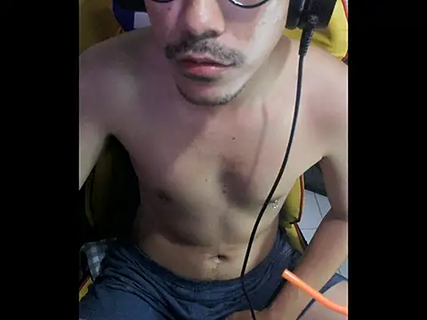 cloudyth1994 online show from November 6, 2025, 7:29 pm