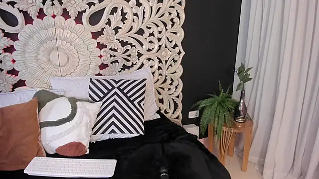 Emiiily  online show from April 10, 2026, 11:34 pm