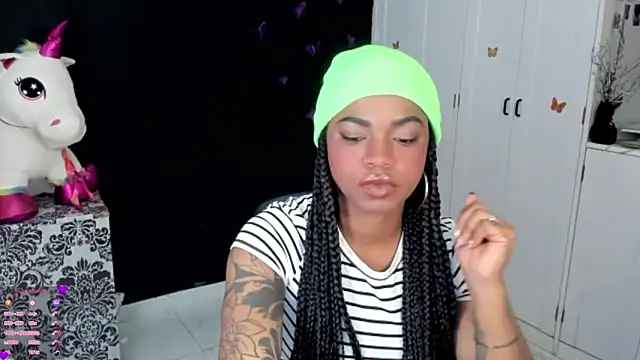 Snapshot of Marce_22 chatting on November 6, 2025, 3:43 am Marce 22 online show from November 6, 2025, 3:43 am